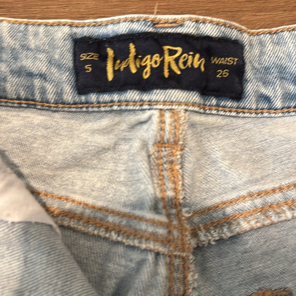 Woman's Indigo Rein Distressed High-Waisted Distressed Jean Shorts. Size 5/26 - Picture 2 of 3